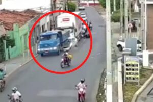 Motorista pula do carro e tira criança de veículo esmagado por caminhão em vídeo de arrepiar
