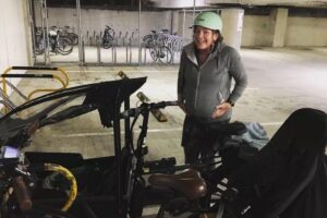 Julie foi de bicicleta para o hospital!