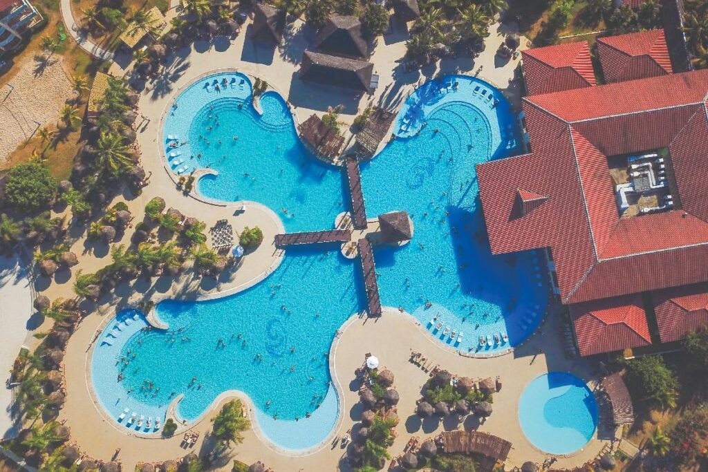 Conheça um lugar para curtir as férias em família com piscina, praia e muito sol