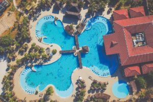 Conheça um lugar para curtir as férias em família com piscina, praia e muito sol