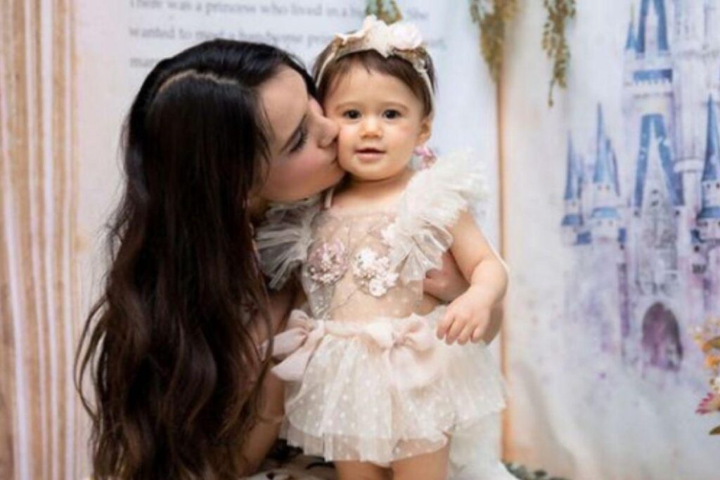 Dulce Maria comemora aniversário da filha