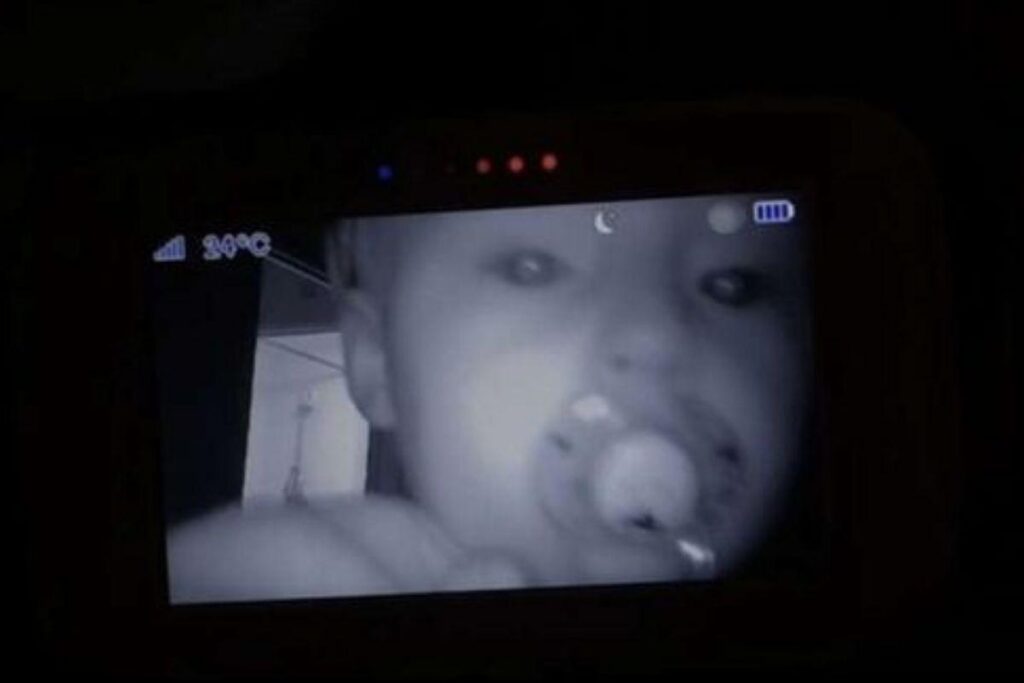 O desconhecido estava espionando a família pela babá eletrônica