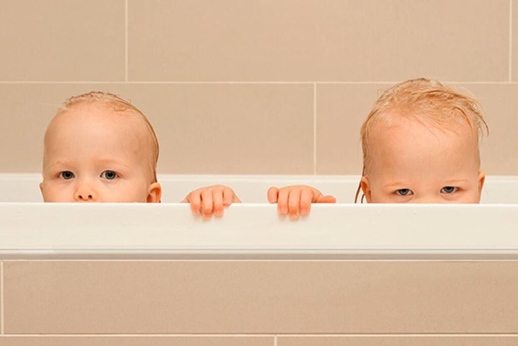 A mãe vestia os gêmeos com cores diferentes