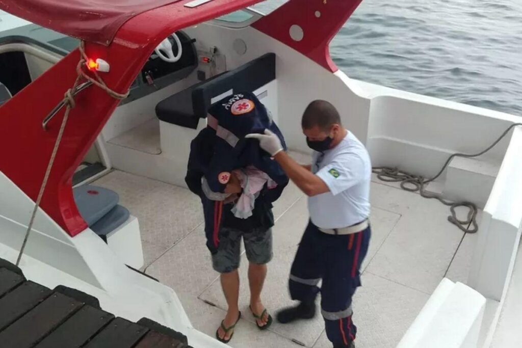 A mulher precisou entrar em trabalho de parto dentro da lancha