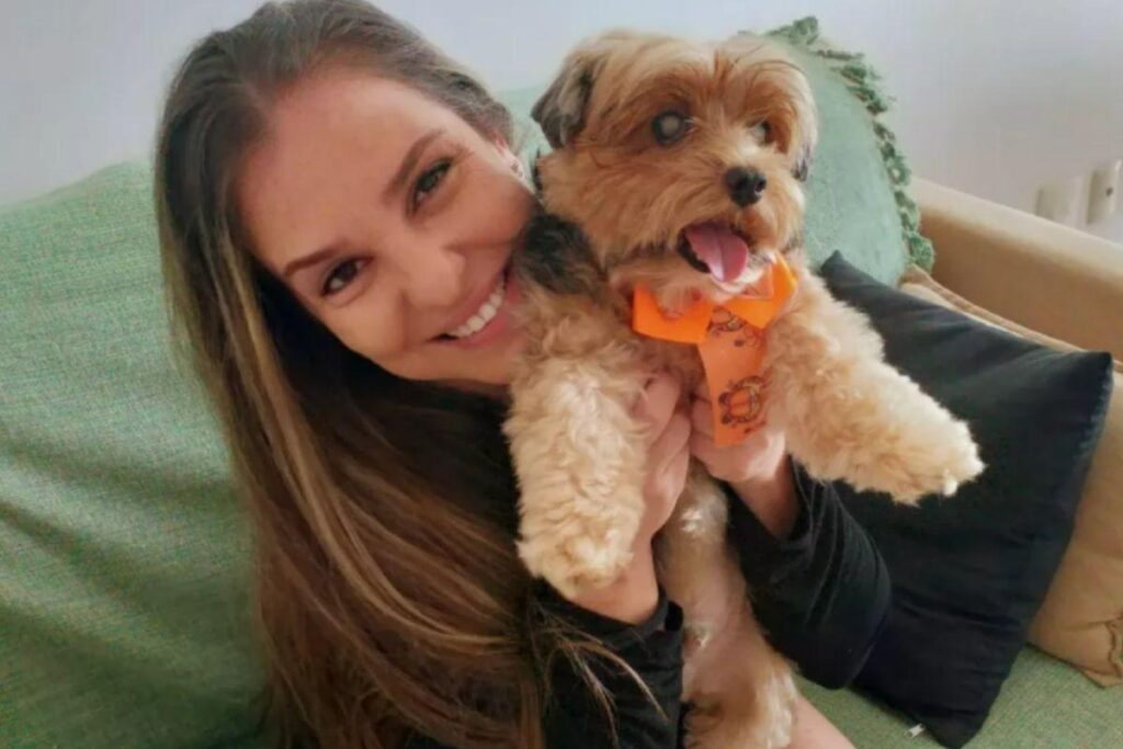 Mulher adota cachorro cego após vê-lo na TV