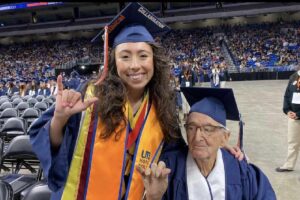 O avô de 87 anos não conseguiu finalizar os estudos jovem e teve apoio da neta e familiares para retomá-lo