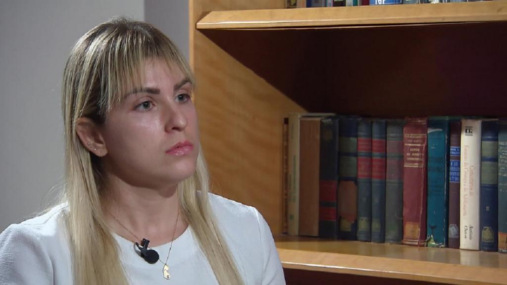 Mãe de Miguel fica inconformada com as alegações da defesa de Sari