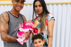 Sophia apareceu com cara de brava!