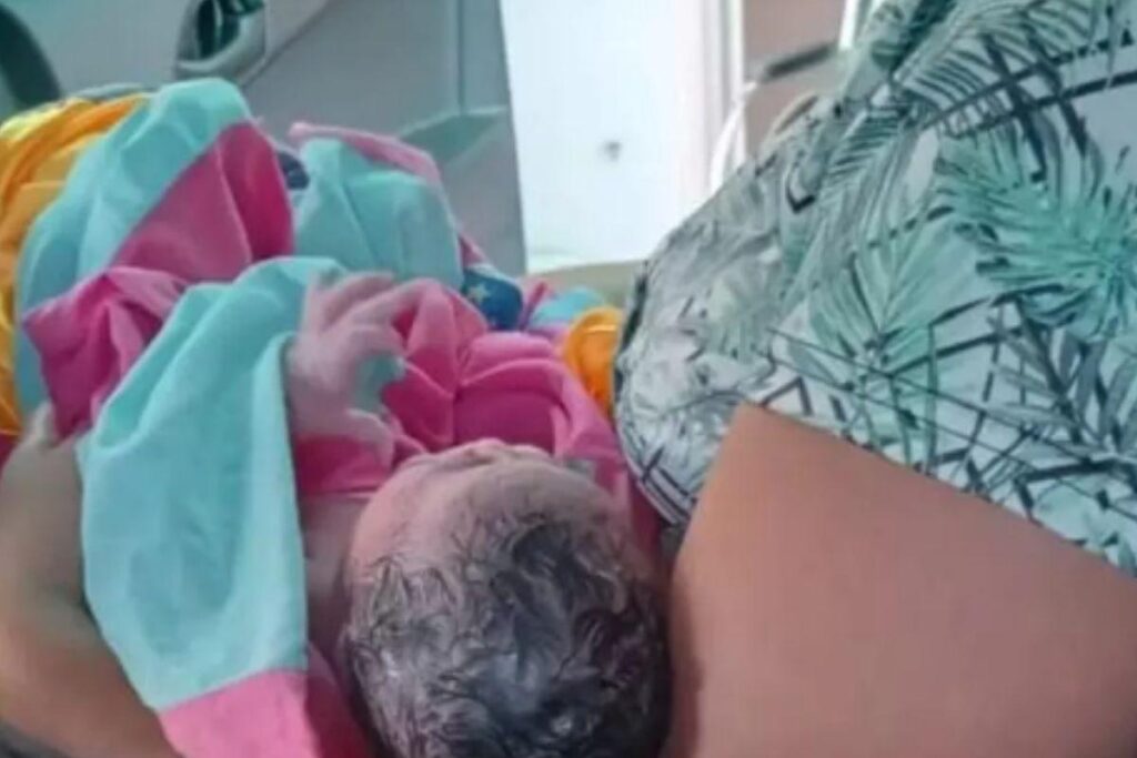 Bebê nasce dentro do carro da Polícia Militar