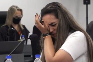 Irmã de vítima do incêndio da Boate Kiss deixa julgamento chorando