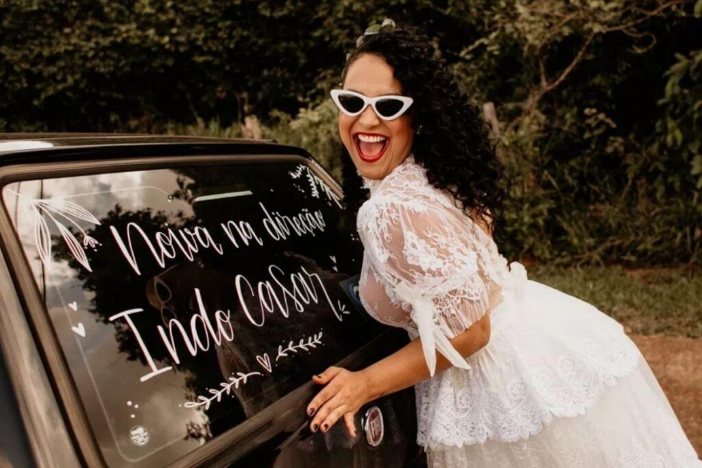 Noiva dirige até o local do casamento