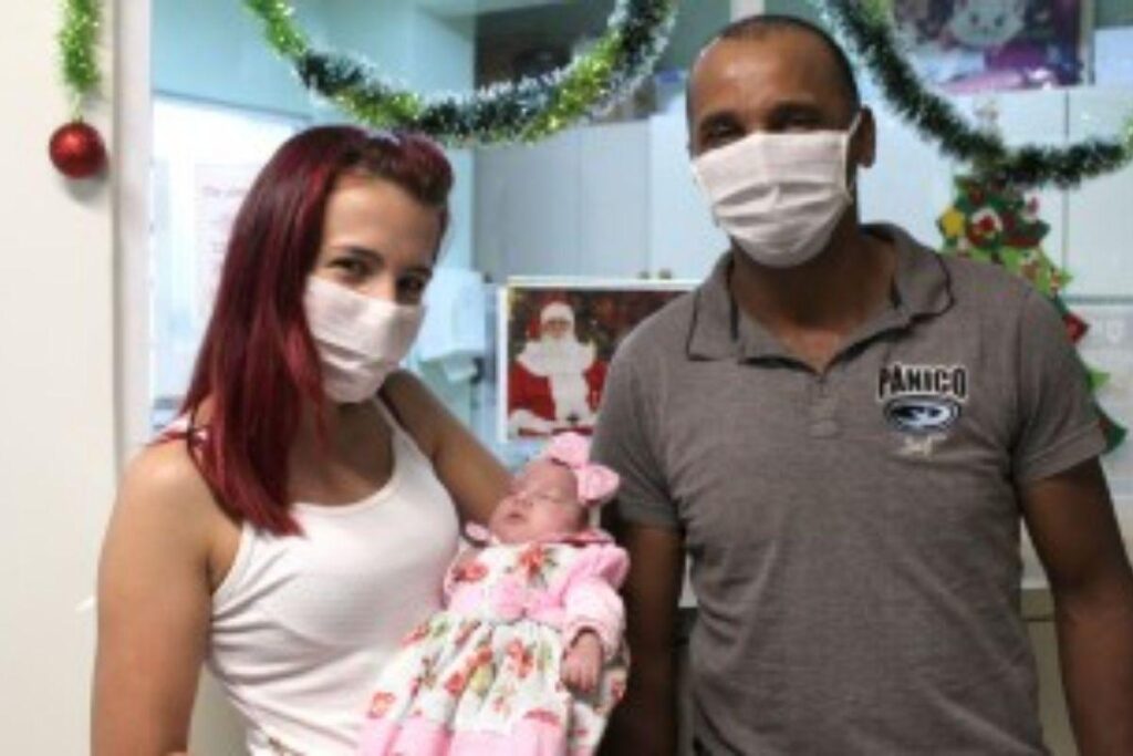 Bebê que chegou a pesar 395 gramas recebe alta hospitalar