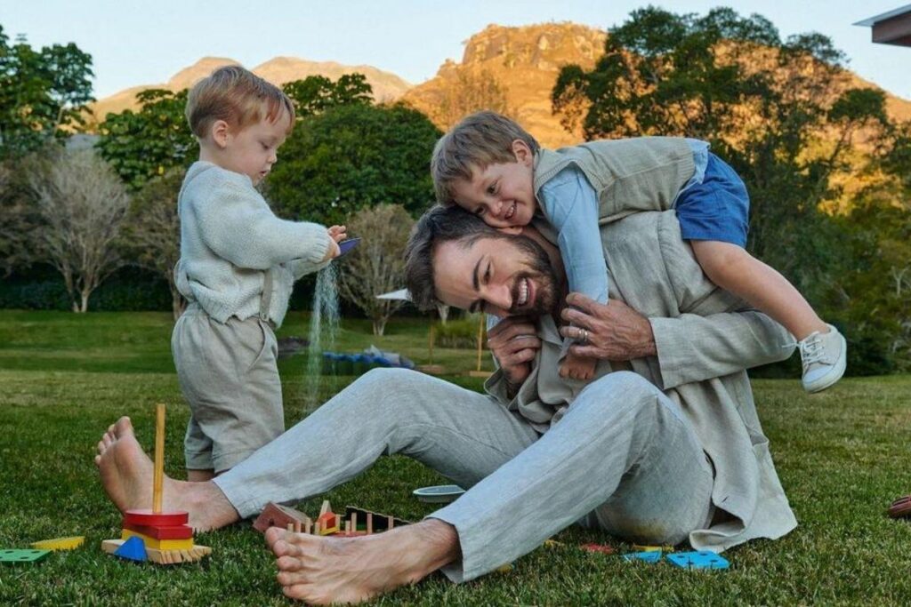 Thales Bretas coloca filhos para dormir