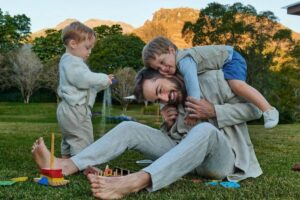 Thales Bretas coloca filhos para dormir