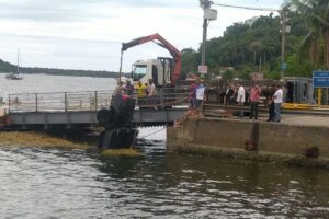 Carro com família cai no mar durante passeio de balsa e vídeo mostra o momento do resgate