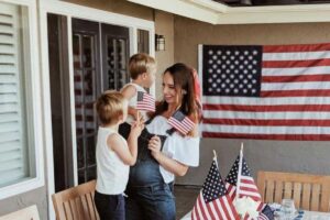 Chrissy sugere entrar com portador de bebê canguru