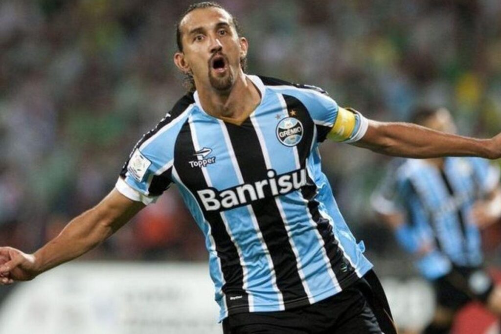 Ex-atacante do Grêmio compra apartamento para babá