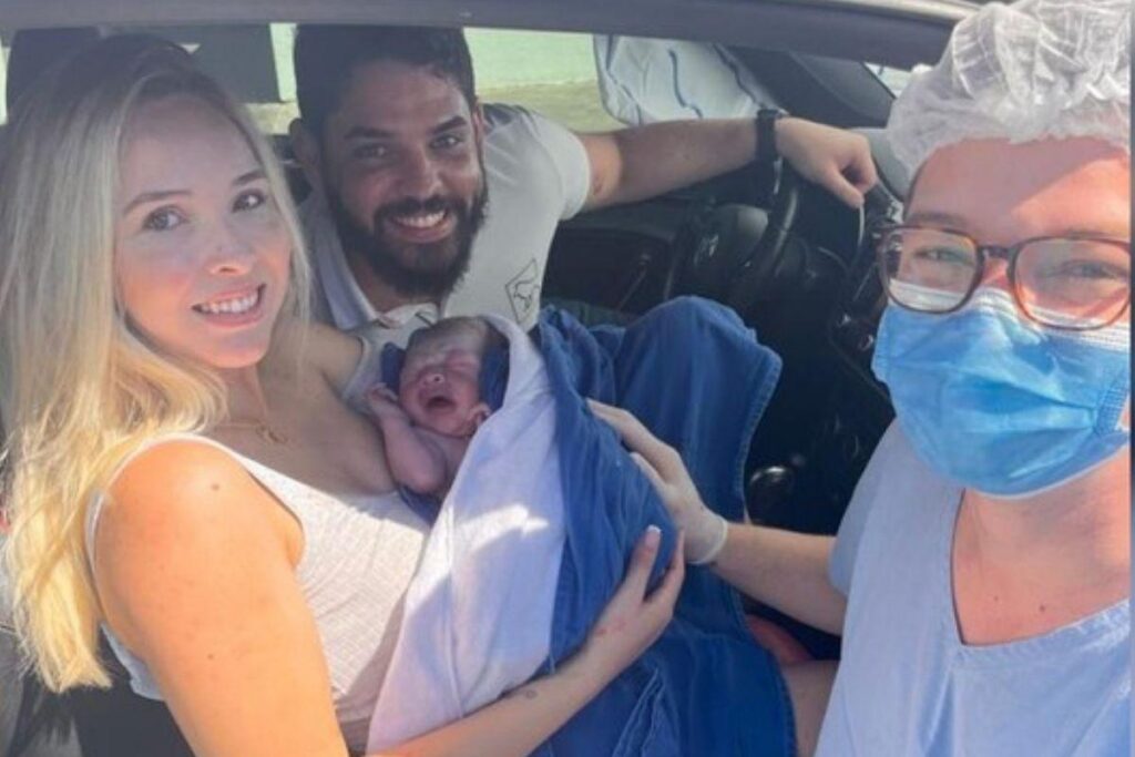 A mãe deu à luz dentro do carro