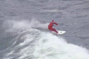 Papai Noel surfa no Rio de Janeiro