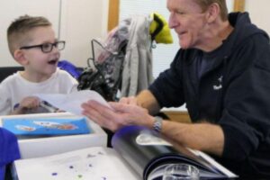 Menino realiza sonho de conhecer astronauta