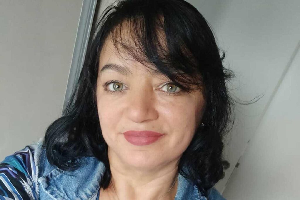 Uma cachorra só aceitou sair com a dona depois dela colocar a máscara em vídeo no Instagram