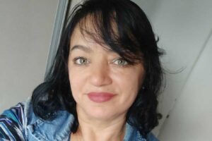 Uma cachorra só aceitou sair com a dona depois dela colocar a máscara em vídeo no Instagram