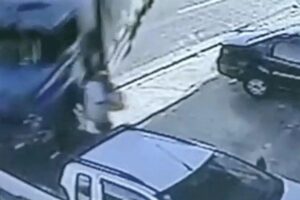 Idoso salva criança de ser atropelada por caminhão e vídeo do momento é de tirar o fôlego