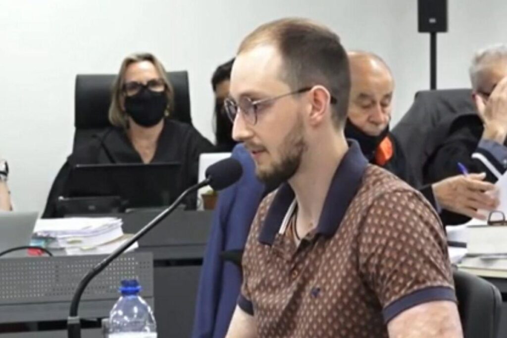 Delvani mostrou as cicatrizes do incêndio