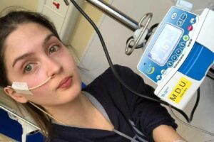 Evie Toombes nasceu com espinha bífida e diz que isso aconteceu por falta de informações que a mãe recebeu antes de engravidar