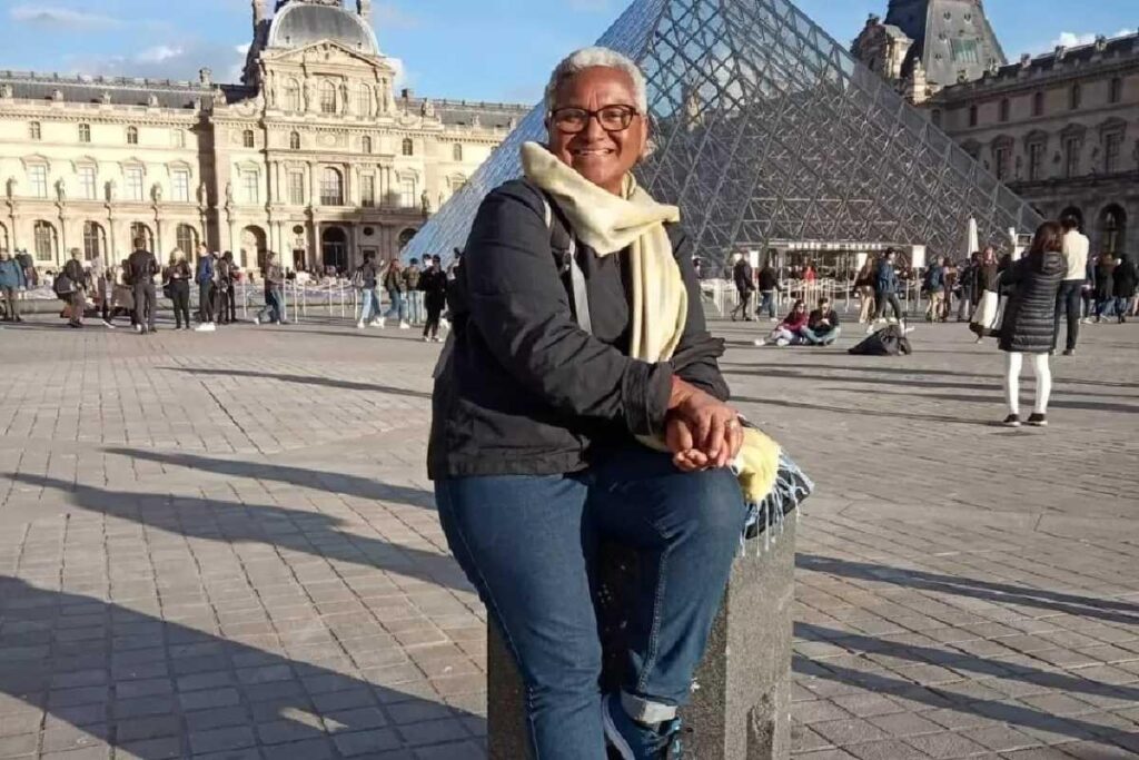 Uma mulher de 61 anos está fazendo mochilão para conhecer o mundo
