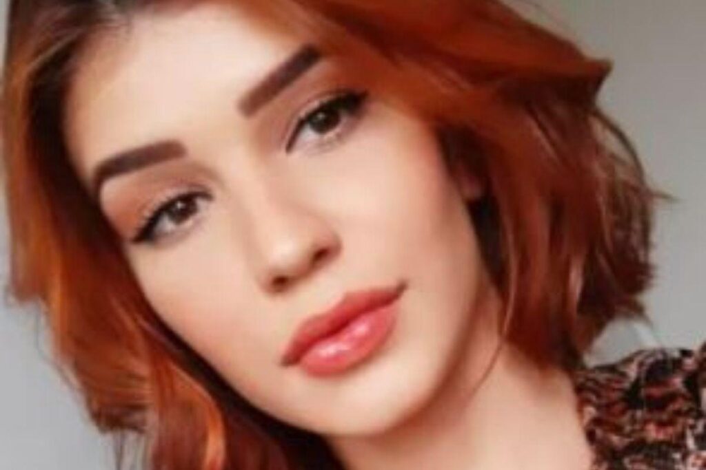 Diana ao lado do padrasto na esquerda, e a direita ela hoje em dia