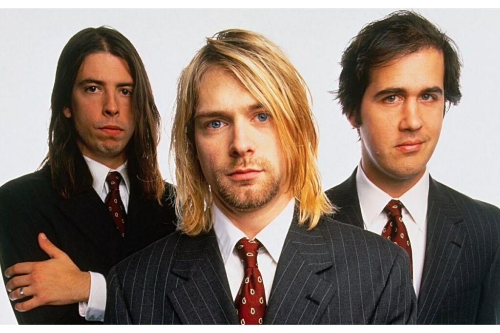 Spencer Elden nos dias atuais ao lado da capa que viralizou quando havia 4 meses