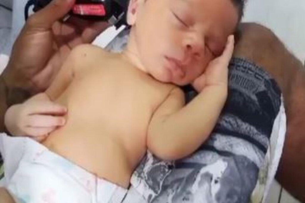 O pai cortou o cabelo do filho recém-nascido com a navalha
