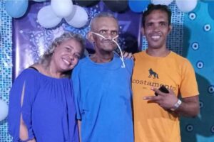 Mulher reencontra pai após 40 anos sem vê-lo