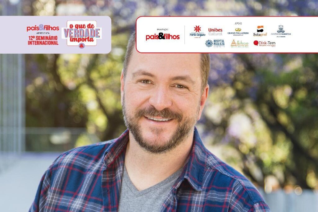 Beto Bigatti está lendo os comentários no 12º Seminário Internacional Pais&Filhos