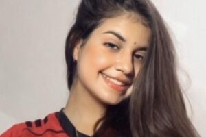 A menina estava no banco de trás quando o carro perdeu o controle na pista e capotou