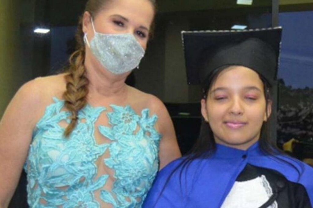 Livro em quadrinhos do filem ‘Frozen – Uma Aventura Congelante (2013’ que Lorena semrpe carregava consigo