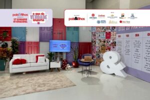 O sofá da decoração é Disk-Tem, o tapete é Tok&Stok