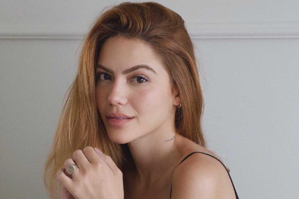 Sarah Poncio anuncia novo relacionamento um mês após perder guarda do filho