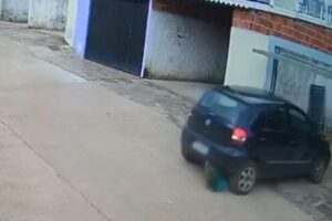 Menino é atropelado pelo pai mas escapa por pouco
