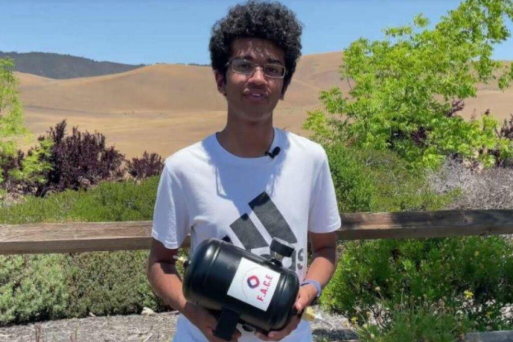 Jovem cria extintor que ativa sozinho