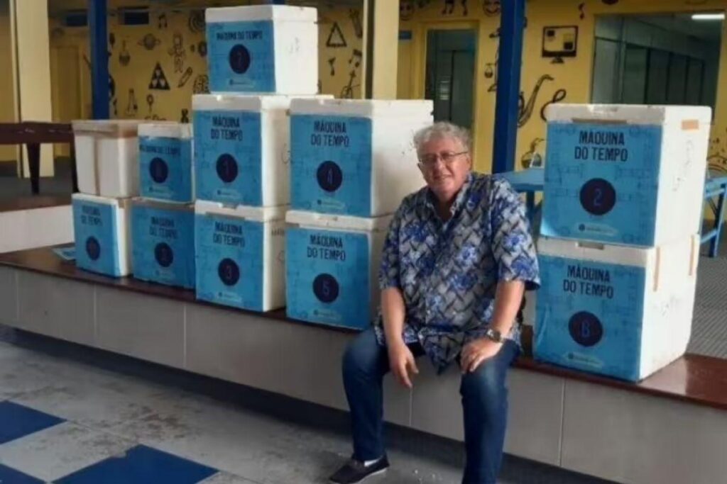 Professor entrega carta que ex-alunos escreveram há 2 décadas