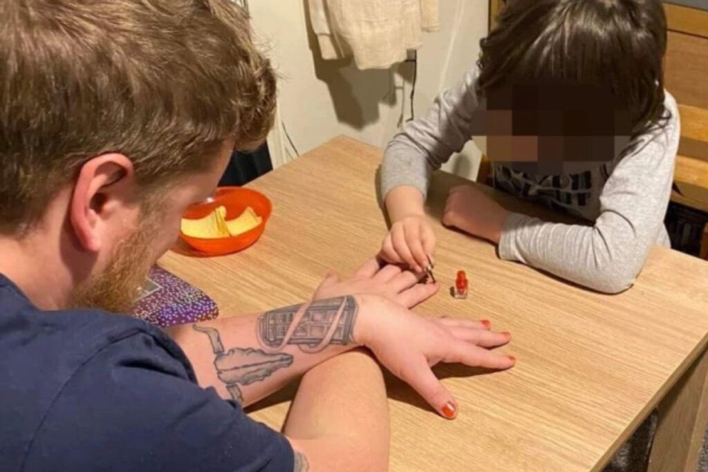 Menino pinta as unhas do padrasto