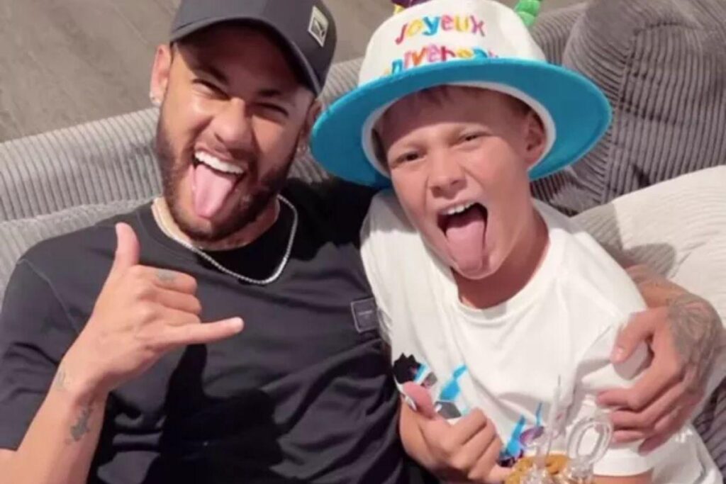 Neymar recebe filho em torneio de pôquer na mansão da família