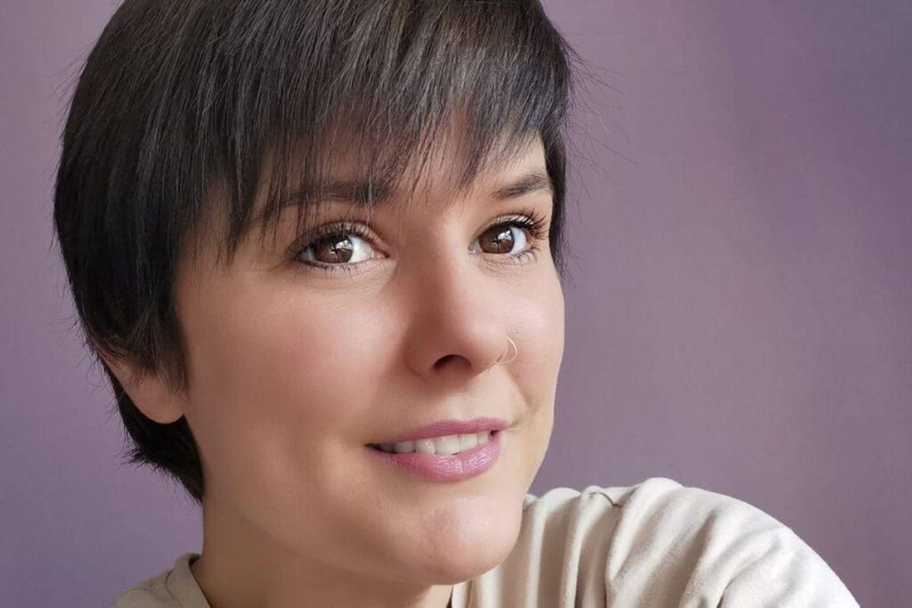 Mãe se desespera ao perceber “fantasma de criança” em foto que tirou sozinha no espelho