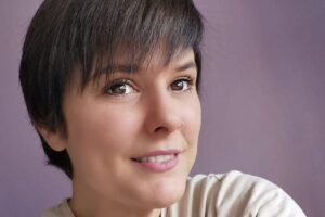 Mãe se desespera ao perceber “fantasma de criança” em foto que tirou sozinha no espelho