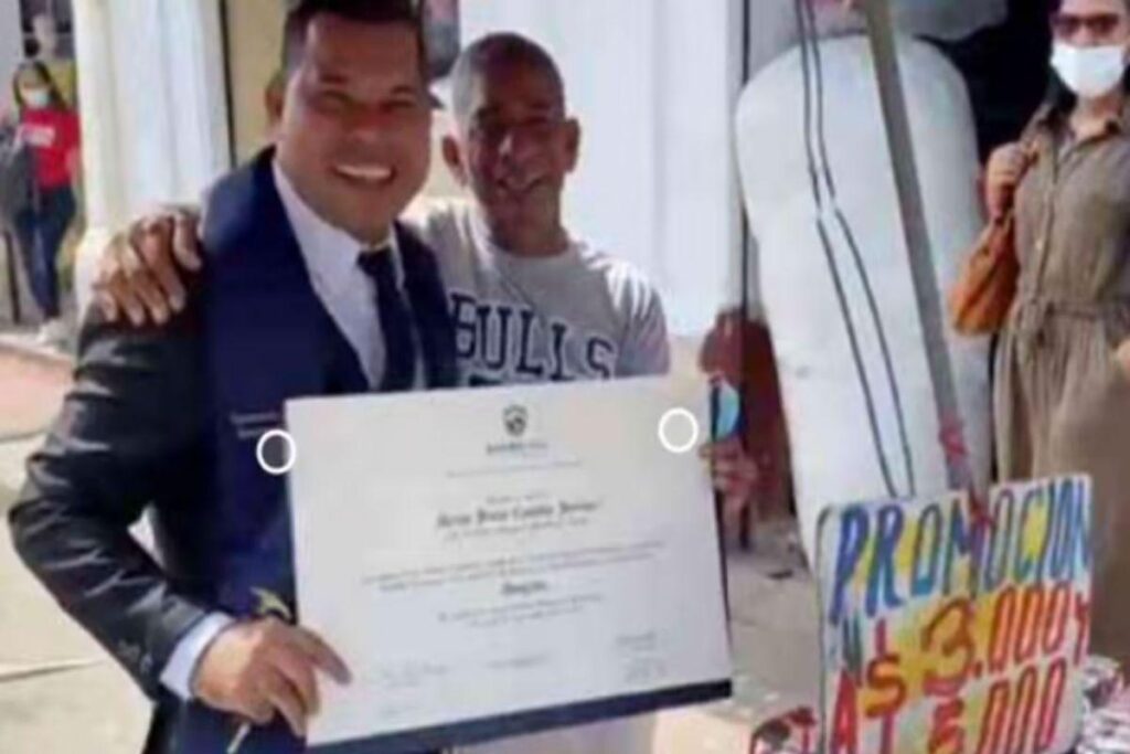Filho comemora formatura com o pai ambulante