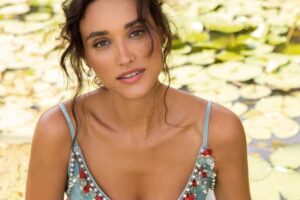 Débora Nascimento compartilha foto rara ao lado da filha: “Renascer por nós”