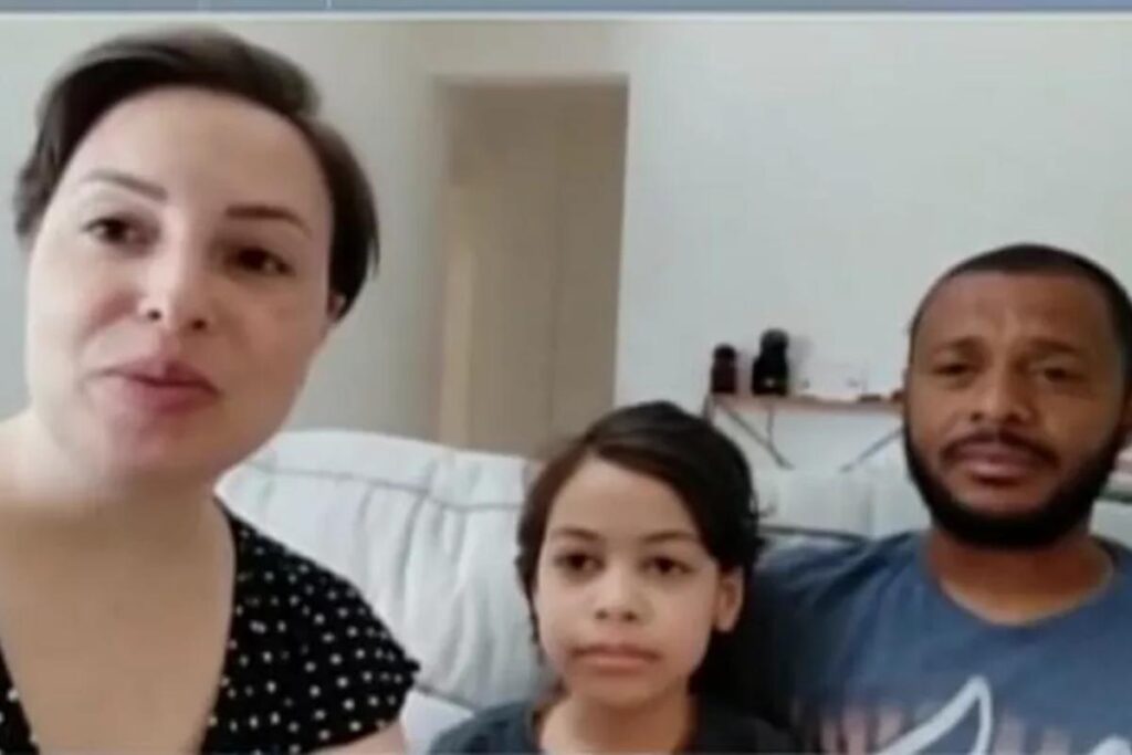 Benjamin e a família comemorando o fim das muitas sessões