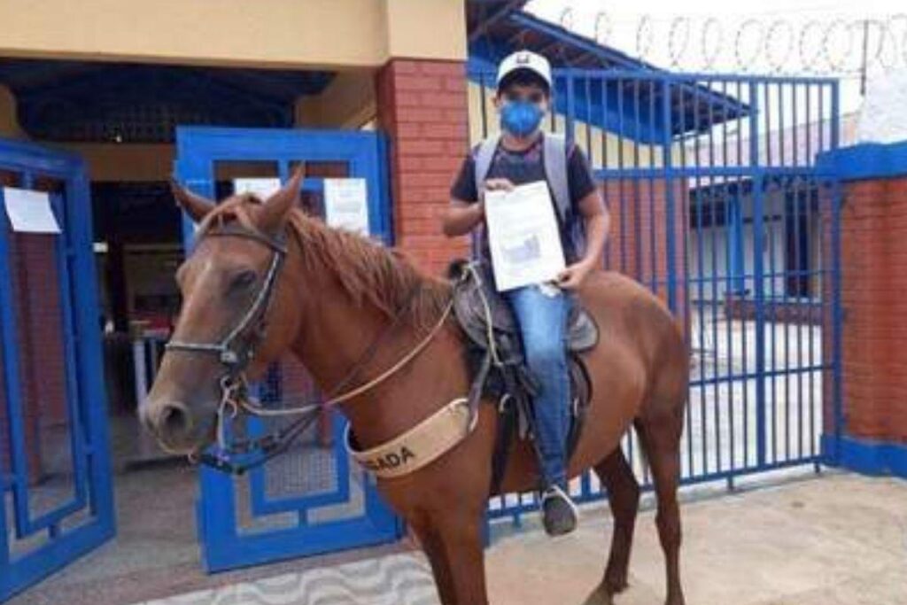 Menino que ia a cavalo à escola ganha prêmio de melhor aluno